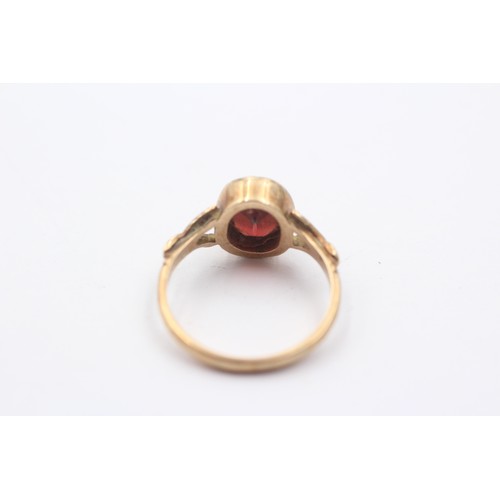 1148 - A 9ct gold garnet solitaire ring - approx. gross weight 3.2 grams