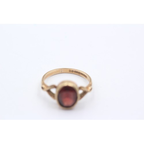 1148 - A 9ct gold garnet solitaire ring - approx. gross weight 3.2 grams