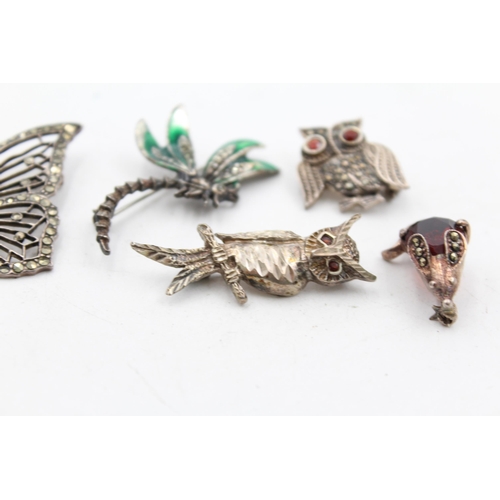 1160 - Five .925 silver animal brooches to include garnet and marcasite etc. - approx. gross weight 36 gram... 