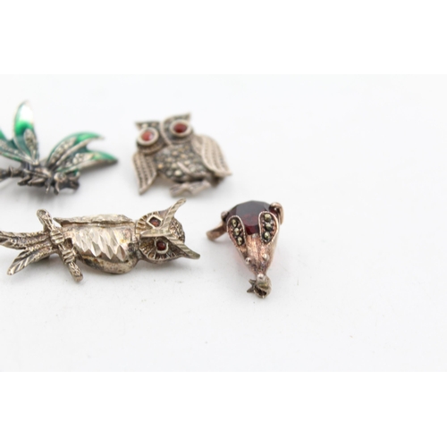 1160 - Five .925 silver animal brooches to include garnet and marcasite etc. - approx. gross weight 36 gram... 