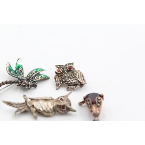 1160 - Five .925 silver animal brooches to include garnet and marcasite etc. - approx. gross weight 36 gram... 