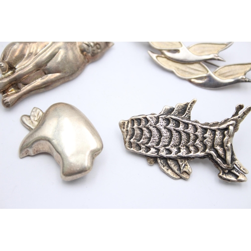 1165 - Five .925 silver quirky novelty brooches - approx. gross weight 40 grams