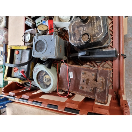 731 - A tray of various vintage electrical gauges and components