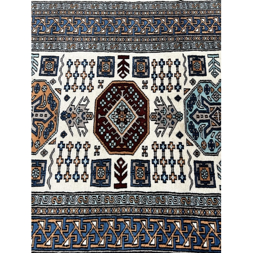 202 - A late 20th century Kazak rug - approx. 163cm x 94cm