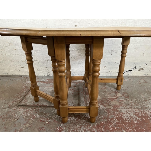 19 - A modern pine drop leaf gate leg oval dining table