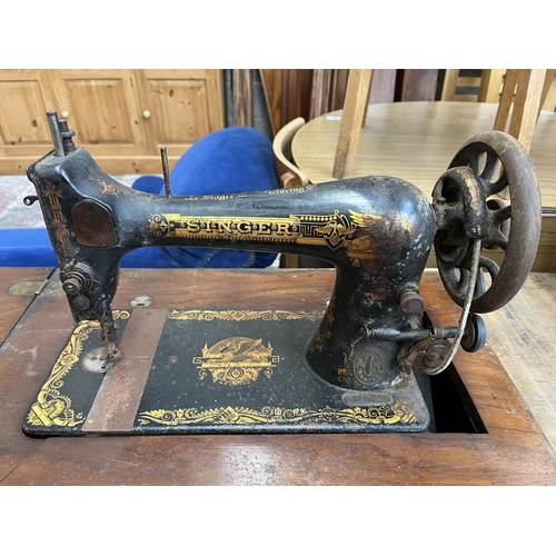 40 - An antique Singer treadle sewing machine with mahogany and cast iron table - serial no. R1204552