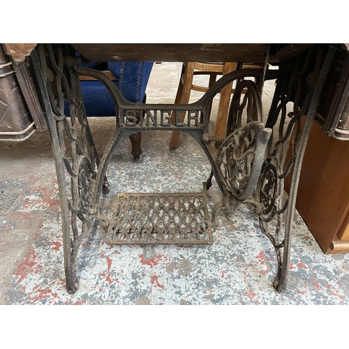 40 - An antique Singer treadle sewing machine with mahogany and cast iron table - serial no. R1204552