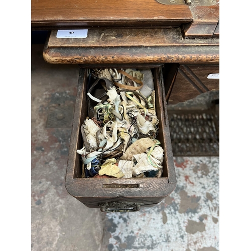 40 - An antique Singer treadle sewing machine with mahogany and cast iron table - serial no. R1204552