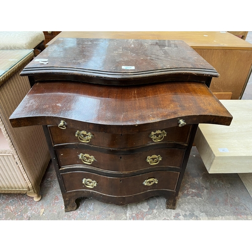 106 - A Georgian style mahogany serpentine chest of four drawers with brushing slide - approx. 75cm high x... 