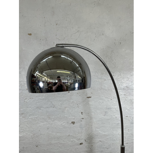 126 - A space age style chrome plated floor lamp - approx. 166cm high