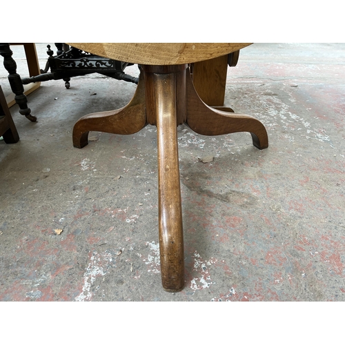 140 - A Georgian oak circular tilt top occasional table on tripod pedestal support