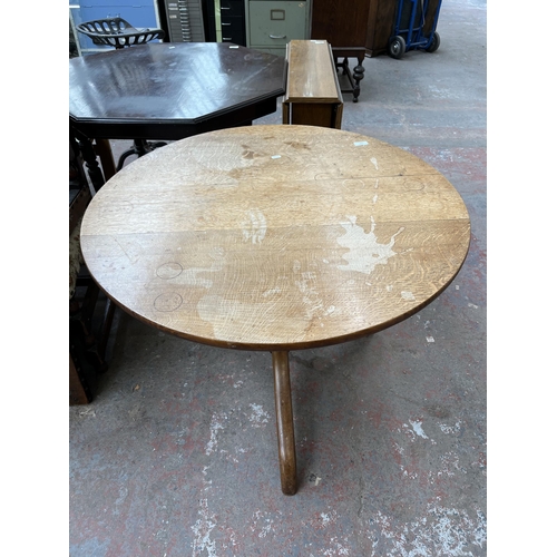 140 - A Georgian oak circular tilt top occasional table on tripod pedestal support