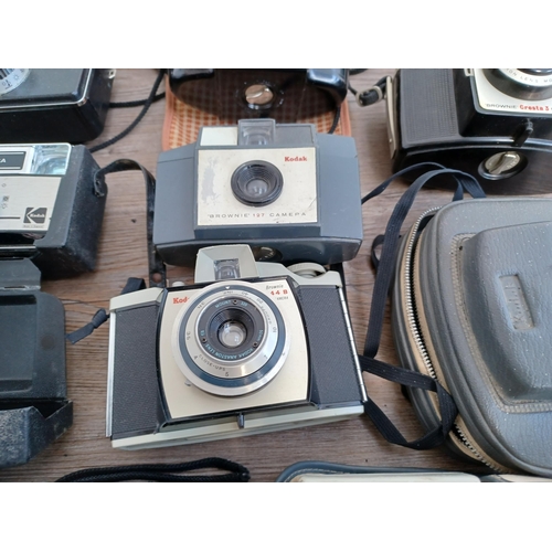 597 - Thirteen Kodak cameras to include Instamatic 25, 104, 155X, 233, 177X, Cresta 3, 'Brownie' Vecta, 'B... 