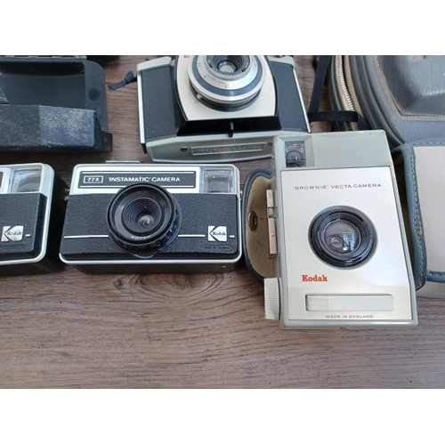 597 - Thirteen Kodak cameras to include Instamatic 25, 104, 155X, 233, 177X, Cresta 3, 'Brownie' Vecta, 'B... 