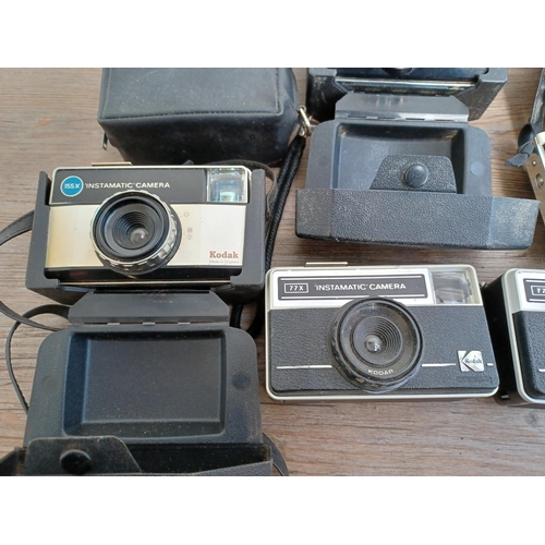 597 - Thirteen Kodak cameras to include Instamatic 25, 104, 155X, 233, 177X, Cresta 3, 'Brownie' Vecta, 'B... 