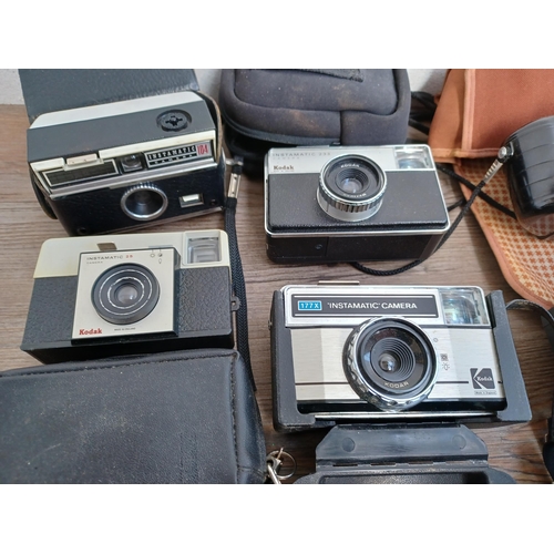 597 - Thirteen Kodak cameras to include Instamatic 25, 104, 155X, 233, 177X, Cresta 3, 'Brownie' Vecta, 'B... 