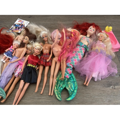 372 - A collection of plastic dolls to include Barbie, boxed Spice Girls Geri etc.