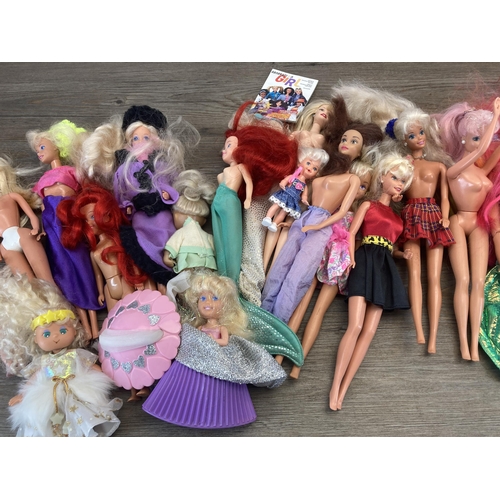 372 - A collection of plastic dolls to include Barbie, boxed Spice Girls Geri etc.