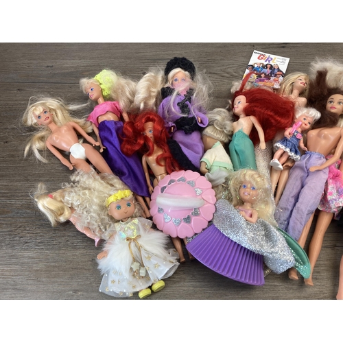 372 - A collection of plastic dolls to include Barbie, boxed Spice Girls Geri etc.