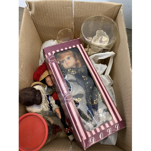 387 - A collection of boxed and packaged dolls to include Leonardo Collection, Windsor Collection etc. tog... 