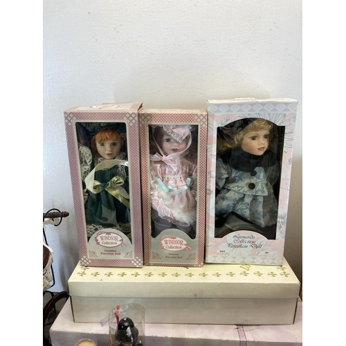 387 - A collection of boxed and packaged dolls to include Leonardo Collection, Windsor Collection etc. tog... 