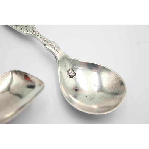 1294 - Two antique hallmarked sterling silver caddy spoons - approx. gross weight 31 grams