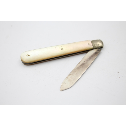 1313 - Three hallmarked sterling silver pocket knives with mother of pearl handles - approx. gross weight 4... 