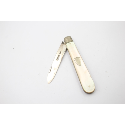 1313 - Three hallmarked sterling silver pocket knives with mother of pearl handles - approx. gross weight 4... 