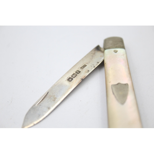 1313 - Three hallmarked sterling silver pocket knives with mother of pearl handles - approx. gross weight 4... 