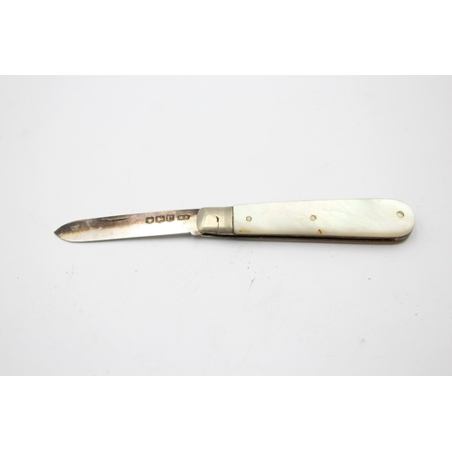 1313 - Three hallmarked sterling silver pocket knives with mother of pearl handles - approx. gross weight 4... 