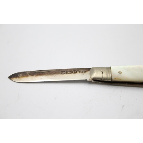 1313 - Three hallmarked sterling silver pocket knives with mother of pearl handles - approx. gross weight 4... 