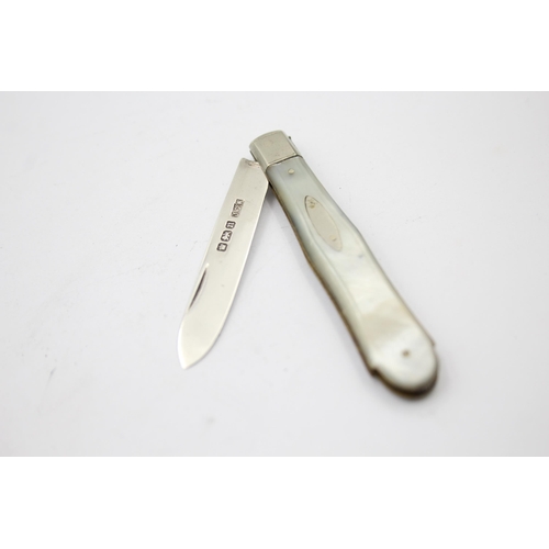 1313 - Three hallmarked sterling silver pocket knives with mother of pearl handles - approx. gross weight 4... 