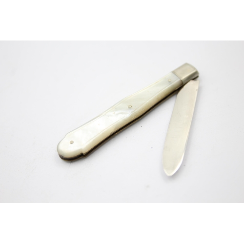 1313 - Three hallmarked sterling silver pocket knives with mother of pearl handles - approx. gross weight 4... 