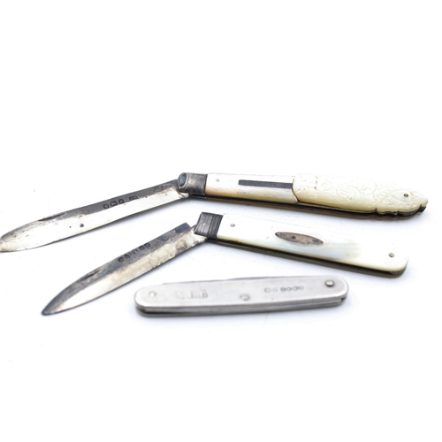 1321 - Three hallmarked sterling silver pocket knives with mother of pearl handles - approx. gross weight 6... 