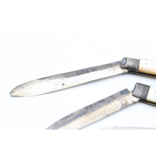 1321 - Three hallmarked sterling silver pocket knives with mother of pearl handles - approx. gross weight 6... 