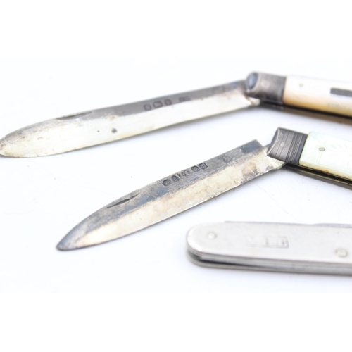 1321 - Three hallmarked sterling silver pocket knives with mother of pearl handles - approx. gross weight 6... 