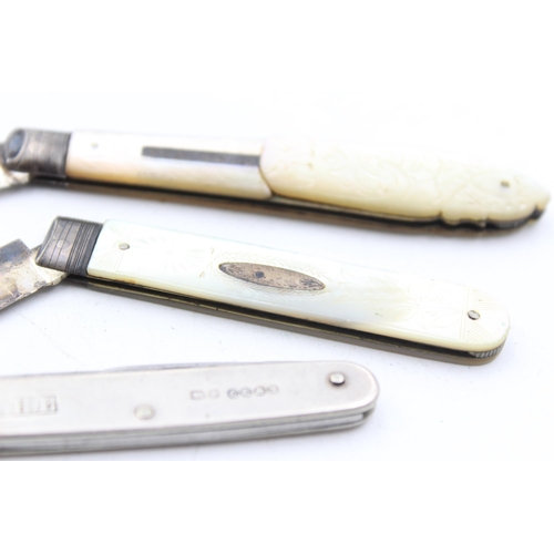 1321 - Three hallmarked sterling silver pocket knives with mother of pearl handles - approx. gross weight 6... 