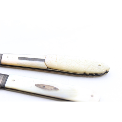 1321 - Three hallmarked sterling silver pocket knives with mother of pearl handles - approx. gross weight 6... 