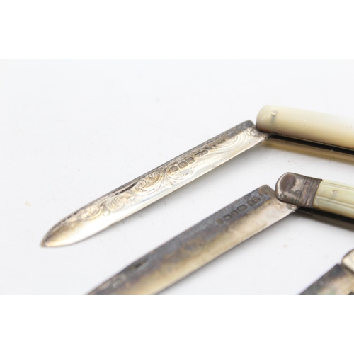 1323 - Three hallmarked sterling silver pocket knives with mother of pearl handles - approx. gross weight 7... 