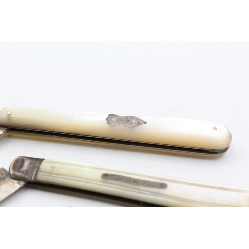 1323 - Three hallmarked sterling silver pocket knives with mother of pearl handles - approx. gross weight 7... 