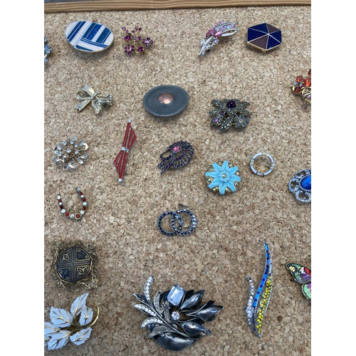 418 - Thirty seven vintage brooches