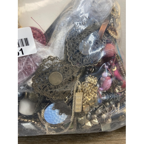 436 - Approx. 10kg of costume jewellery