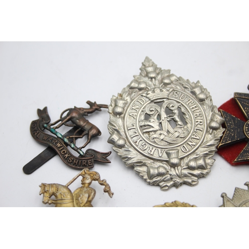 1393 - Ten military cap badges to include KOSB, Bedforshire & Hertfordshire, Hussars etc.