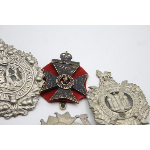 1393 - Ten military cap badges to include KOSB, Bedforshire & Hertfordshire, Hussars etc.