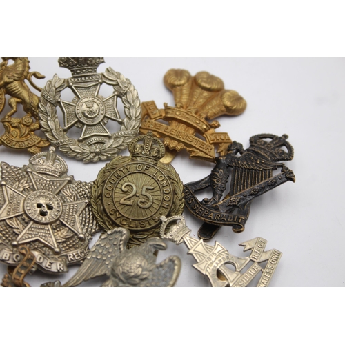 1401 - Ten military cap badges to include Border Regiment, Yorkshire Regiment etc.