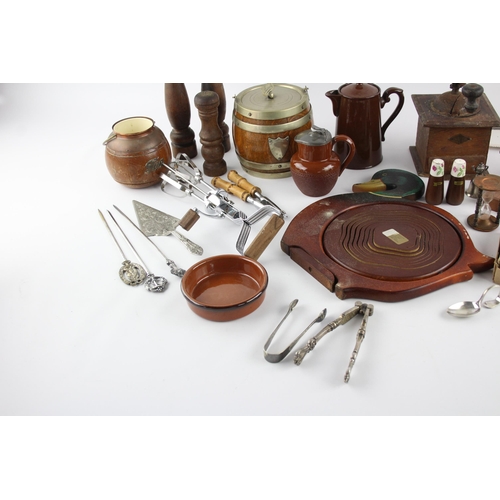 544 - A collection of kitchenalia to include biscuit barrel, cheese board, toast rack etc.