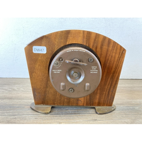 488 - A 1950s Smiths walnut cased 8-day wind up mantle clock