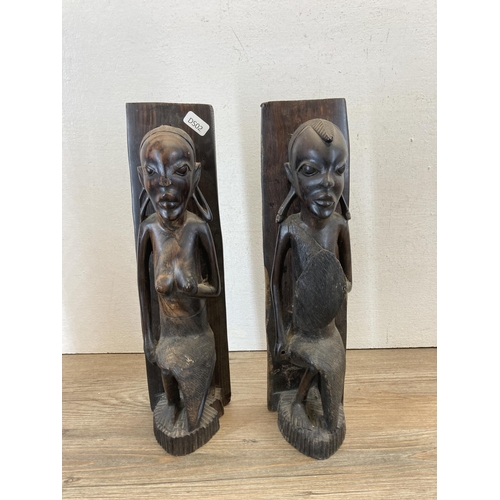 502 - A collection of treenware to include a pair of African carved hardwood bookends - approx. 34cm high,... 