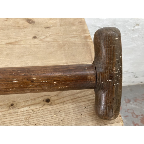 539 - An early 20th century oak and cast iron peat spade - approx. 143cm long