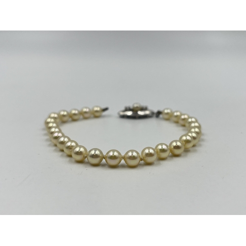 1195 - A vintage pearl single strand bracelet with white metal clasp - approx. gross weight 10 grams